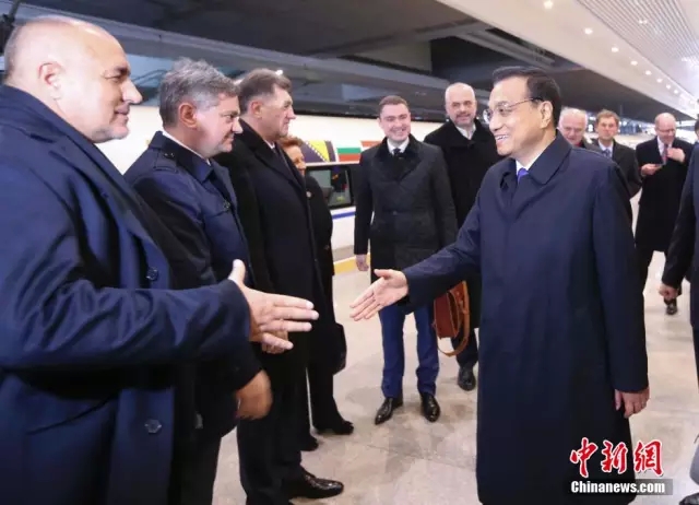 11月25日，高铁抵达上海虹桥后，李克强送别乘坐高铁的东欧国家领导人。